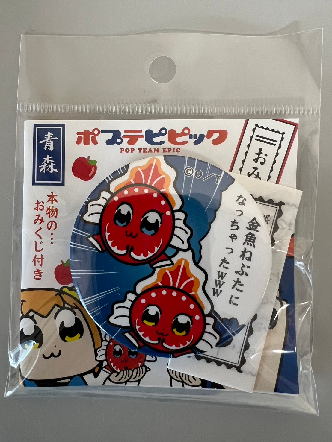 ポプテピピック青森限定おみくじ付缶バッチ　金魚ねぶた